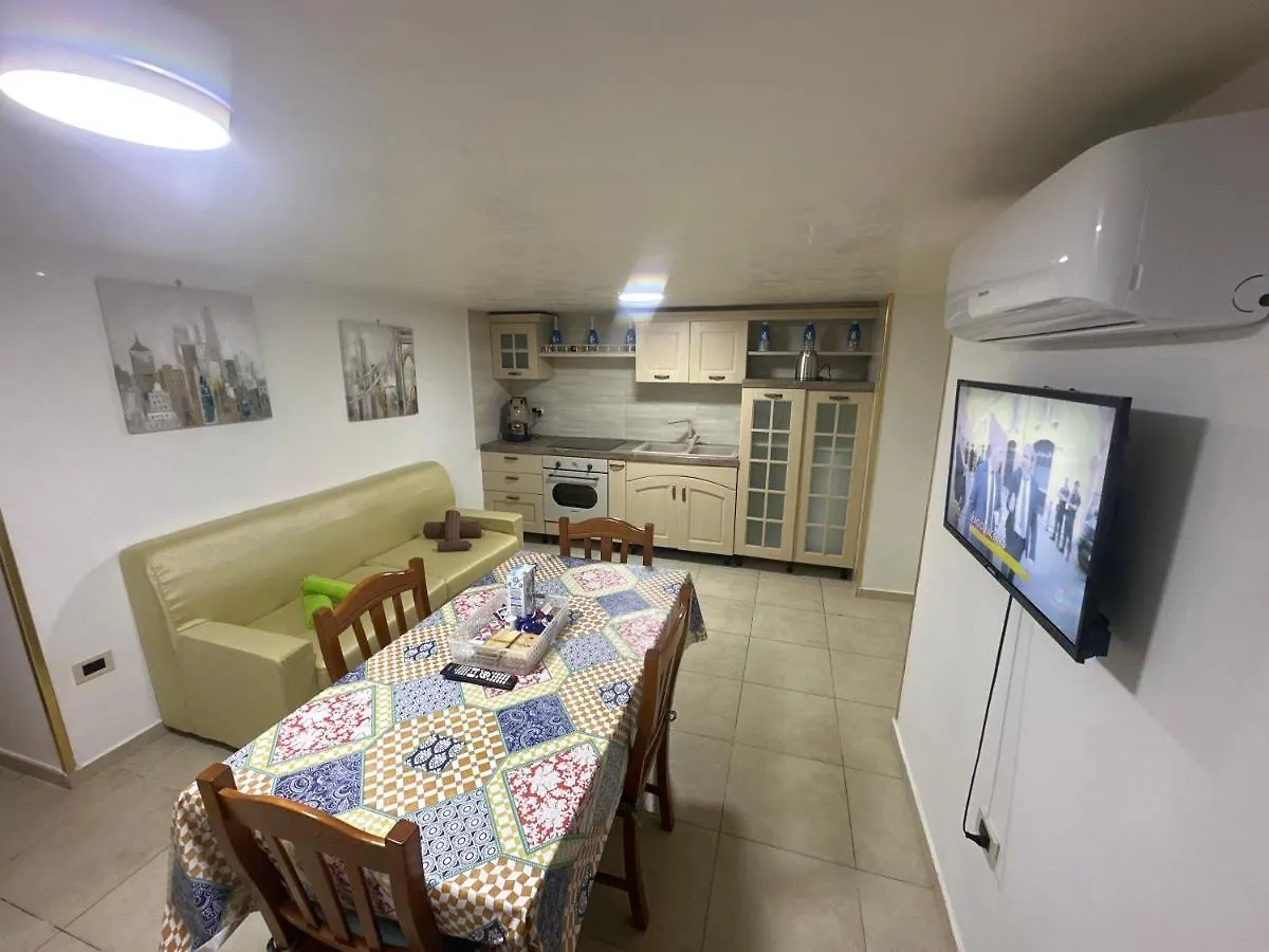 Yohanaholiday Apartment Naples Italy